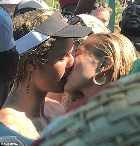 4E10FE2900000578-0-It_s_in_his_kiss_Justin_Bieber_and_Hailey_Baldwin_looked_awash_w-a-1_1531160685135